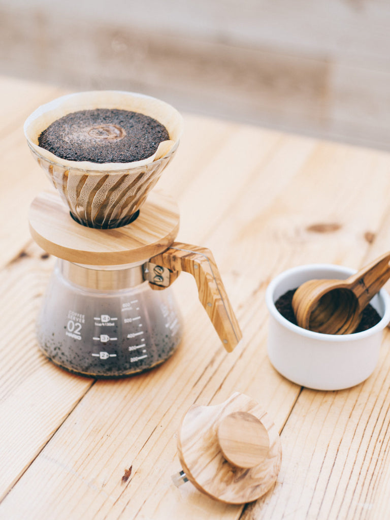 Hario V60 Dripper In Vetro E Legno Di Ulivo, Dimensioni 02, Per 1-4 Tazze, Con Misurino Incluso, Per Caffè Filtro