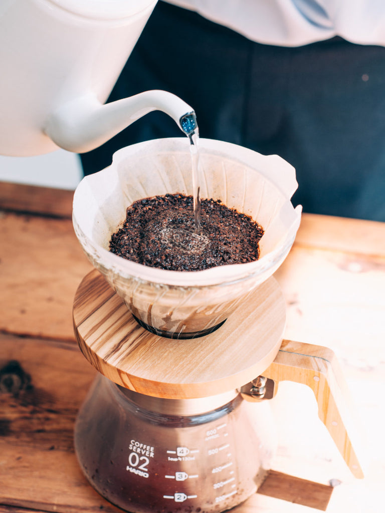 Hario V60 Dripper In Vetro E Legno Di Ulivo, Dimensioni 02, Per 1-4 Tazze, Con Misurino Incluso, Per Caffè Filtro